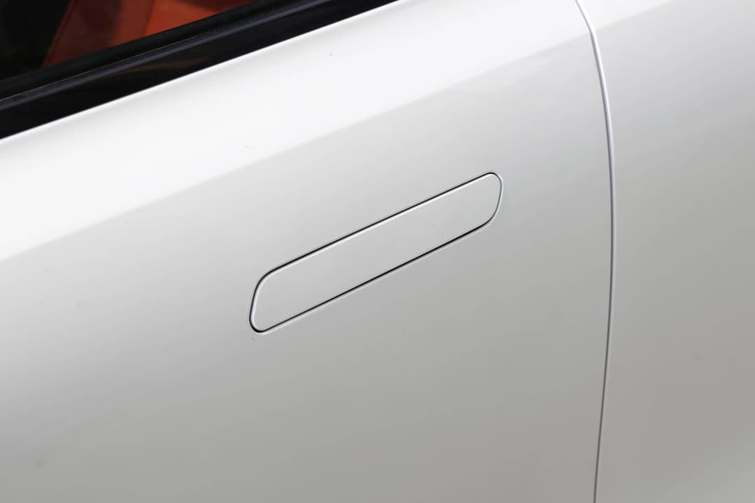 隐藏式门把手末路：一场设计美学与安全性的博弈