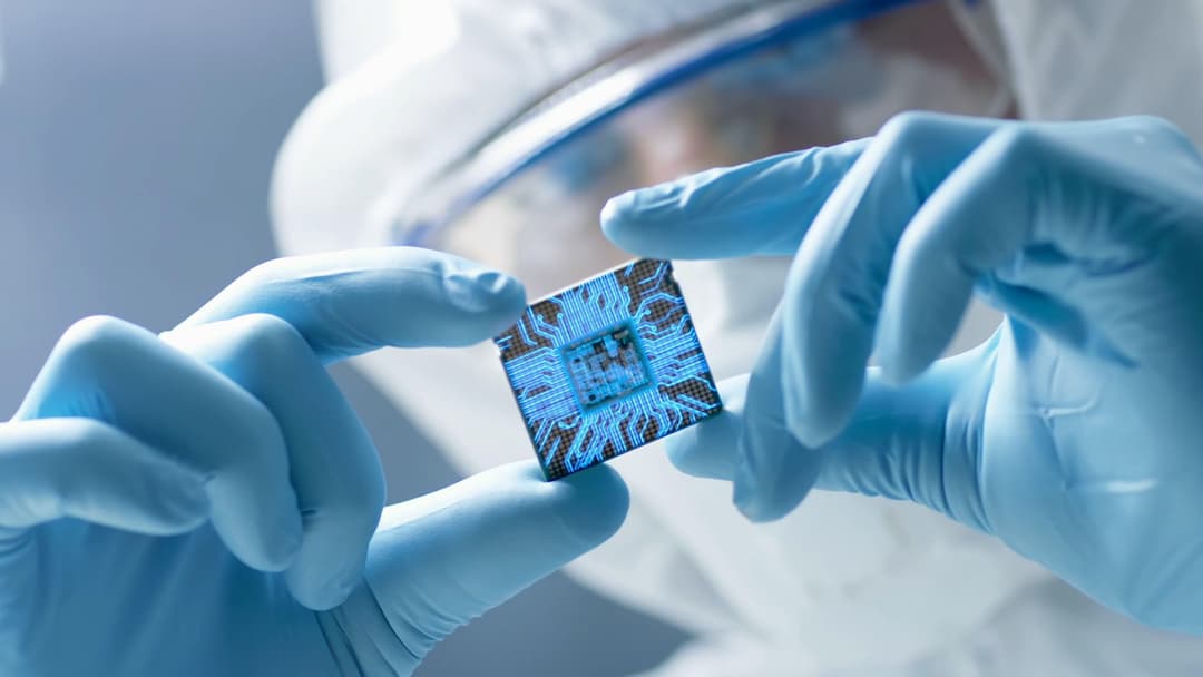 黄仁勋的“纳秒论”揭示中美芯片竞争新现实