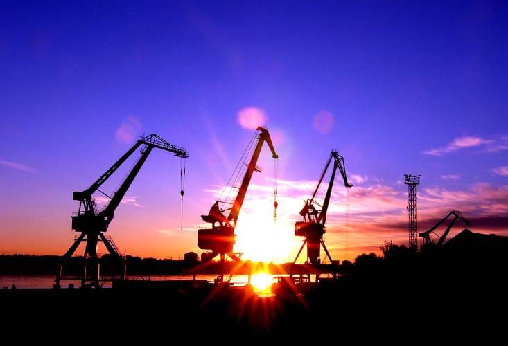 中方对美船舶收取特别港务费正式施行