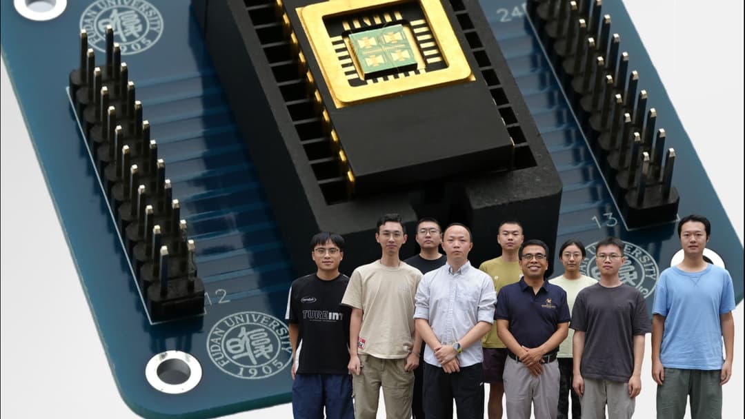 全球首颗二维-硅基混合架构闪存芯片在复旦诞生