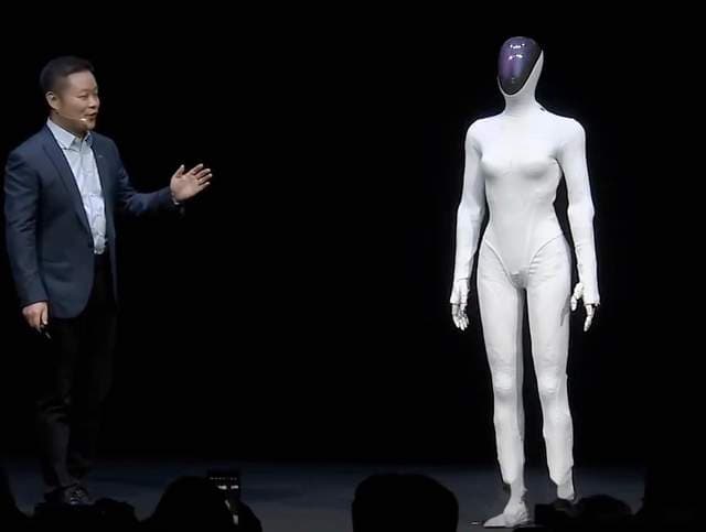 小鹏人形机器人走猫步被疑“藏真人”,何小鹏回应